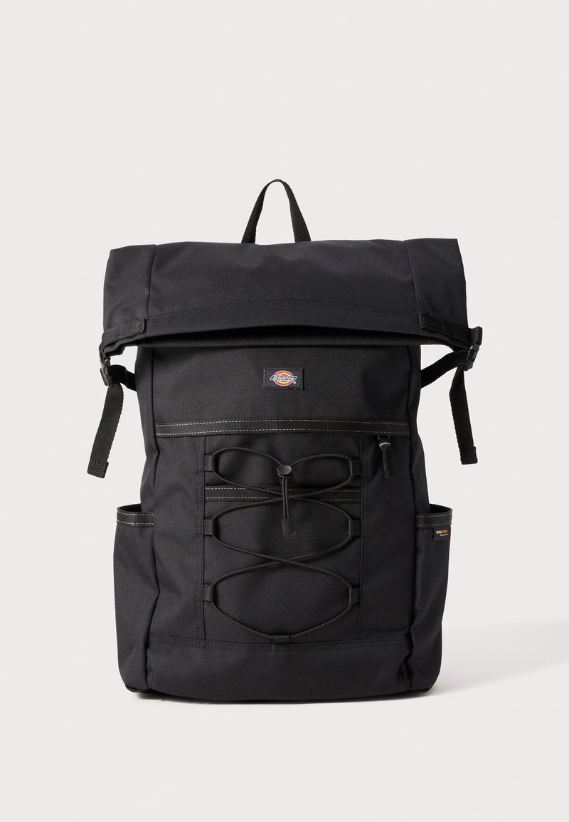 Mochila preta com topo dobrável, alças ajustáveis, detalhes em cordão elástico, bolsos laterais e um patch de логотип на frente. Construção em tecido durável.