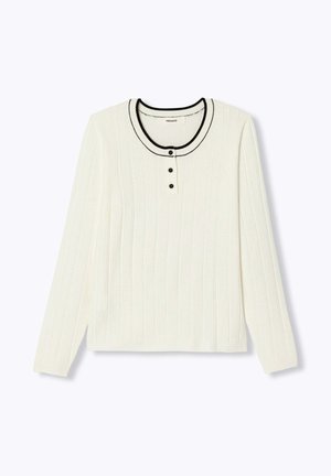 Pull en maille côtelée blanche avec un col arrondi bordé de noir et trois boutons noirs. Manches longues et coupe décontractée, tissu texturé.