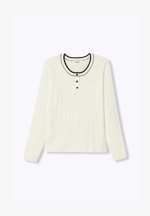 Pull en maille côtelée blanche avec un col arrondi bordé de noir et trois boutons noirs. Manches longues et coupe décontractée, tissu texturé.