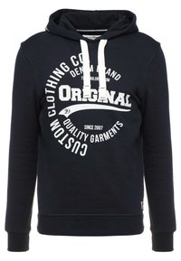Granatowa bluza z kapturem wykonana z miękkiego materiału, z dużym białym nadrukiem graficznym z tekstem oraz sznurkiem do regulacji kaptura. Ściągacze przy mankietach i u dołu.