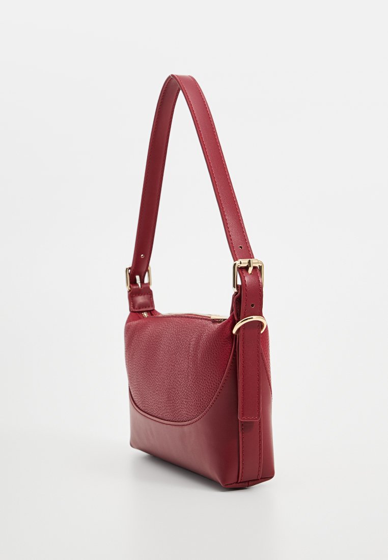 Borsa a spalla in pelle rossa con finitura testurizzata, forma curvata, tracolla regolabile e dettagli in hardware color oro.