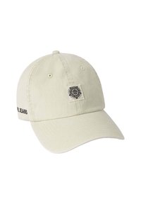 Gorra de béisbol de algodón beige claro con un parche de logo cosido y el texto "PREFECT JEANS" bordado en el lateral. Diseño de visera curvada.