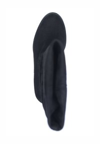 Botín de ante negro hasta el tobillo con punta afilada y un puño doblado. Textura suave con costuras a lo largo de la suela. Diseño limpio y minimalista.