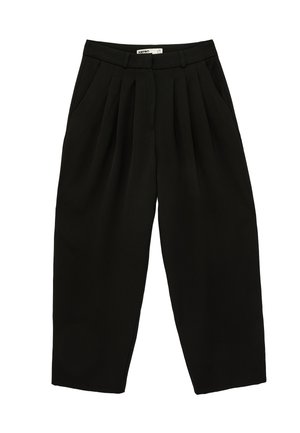Pantalon noir taille haute, ajusté, avec plis, poches latérales, passants pour ceinture, et une coupe droite légèrement fuselée.