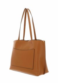 Sac fourre-tout en cuir tan avec une finition texturée, deux longues poignées et une poche avant accentuée par des coutures contrastées.