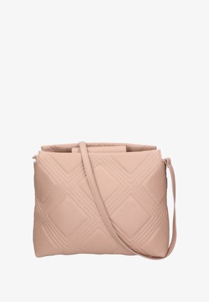 Sac à main beige matelassé avec un motif de losanges diagonal, une seule bandoulière et un dessus zippé. Fabriqué en cuir doux.