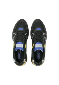 Svarta sportskor med blå, gula och vita accenter. Har en ovandel i mesh, snören och en gummisula. Utformade för prestanda och komfort.