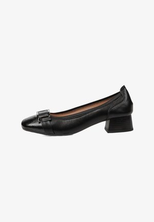 Zapato de vestir para mujer de cuero negro con tacón bajo, punta cuadrada, detalle decorativo de hebilla y ribete cosido a lo largo de la apertura.