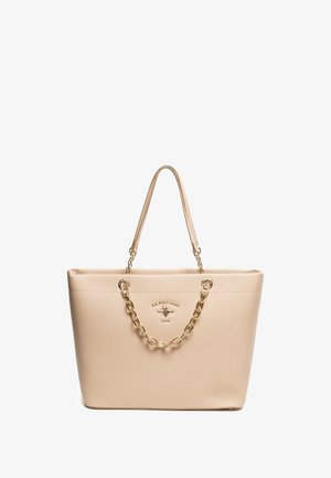 Flødefarvet shopper taske lavet af tekstureret materiale med to håndtag i guldkæde og præget logo på forsiden.