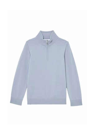 Lyseblå trøje i blødt stof, med høj krave og en halv lynlås foran. Lange ærmer samt ribstrikkede manchetter og kant.