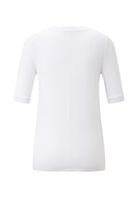 Hvid kortærmet T-shirt med rund halsudskæring, lavet af glat stof. Den har opsmøgede ærmer og et sømløst bagdesign.