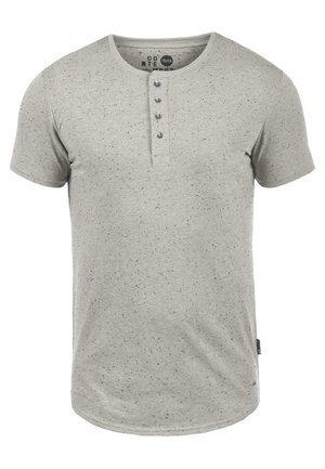 Jasnoszara koszulka z krótkim rękawem, wykonana z melanżowanej tkaniny, z zaokrąglonym dołem i pięcioprzyciskową listwą przy dekolcie.