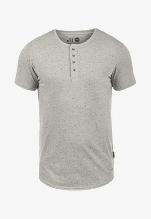 T-shirt gris clair à manches courtes en tissu moucheté, avec un ourlet arrondi et une patte de boutonnage à cinq boutons au niveau du col.