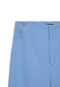 Helleblaue maßgeschneiderte Hose mit glattem Material, ausgestattet mit zwei Seitentaschen und scharfen Falten für ein strukturiertes Design.
