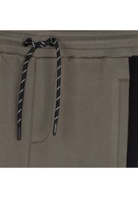 Olijf groene joggers met zwarte accenten aan de zijkant, koordsluiting met een geruit patroon en een enkele zijzak.