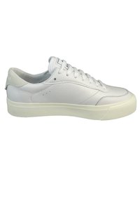 Sneaker in pelle bianca con una texture liscia, suola piatta, punta rotonda e design minimalista. Presenta lacci tono su tono e marchio sul tallone.