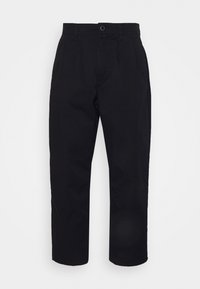 Pantalon chino noir à jambe droite avec fermeture avant par bouton et zip, passants pour ceinture, et poches latérales, présenté sur un fond blanc.
