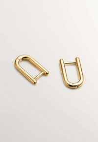 Herrajes de metal en tono dorado en forma de U con un acabado suave y brillante. Incluye una bisagra pivotante para mayor funcionalidad. Se muestran dos piezas.