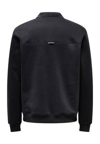 Dunkelgrauer Pullover mit Kragen, Rückenpasse und einem kleinen Logotag über der mittleren Naht. Gerippte Bündchen und Saum. Glatte Textur.