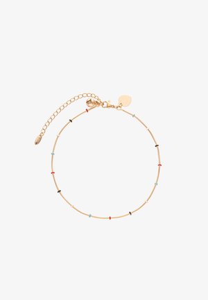 Delicaat gouden kettingarmband met kleine rode, blauwe, zwarte en witte kralen gelijkmatig verdeeld, met een hart- en belhangertje bij het slot.