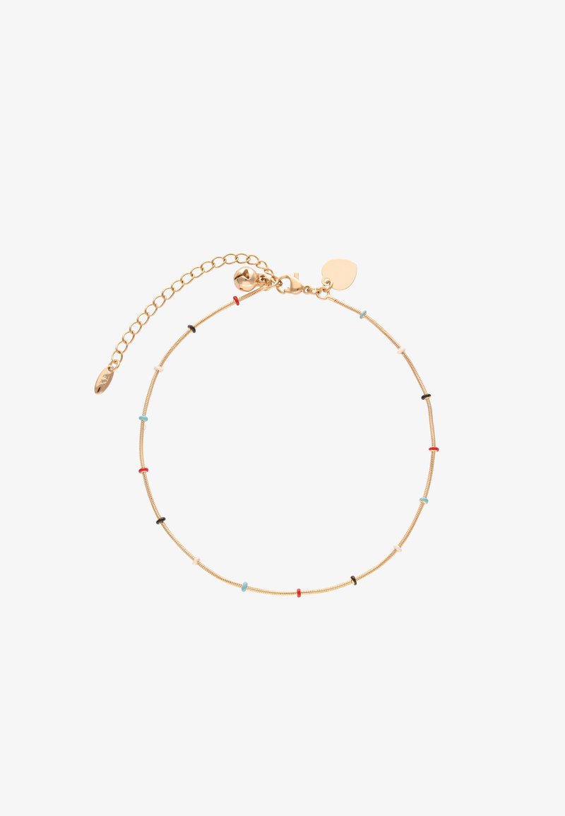 Zarter Goldkettenarmband mit kleinen roten, blauen, schwarzen und weißen Perlen, gleichmäßig verteilt, mit einem Herz- und Glockenanhänger in der Nähe des Verschlusses.