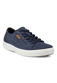 Navyblaue Leder-Sneaker mit weißer Gummisohle, runder Zehenpartie, Schnürdesign und einem kleinen tanfarbenen Logoakzent an der Seite.