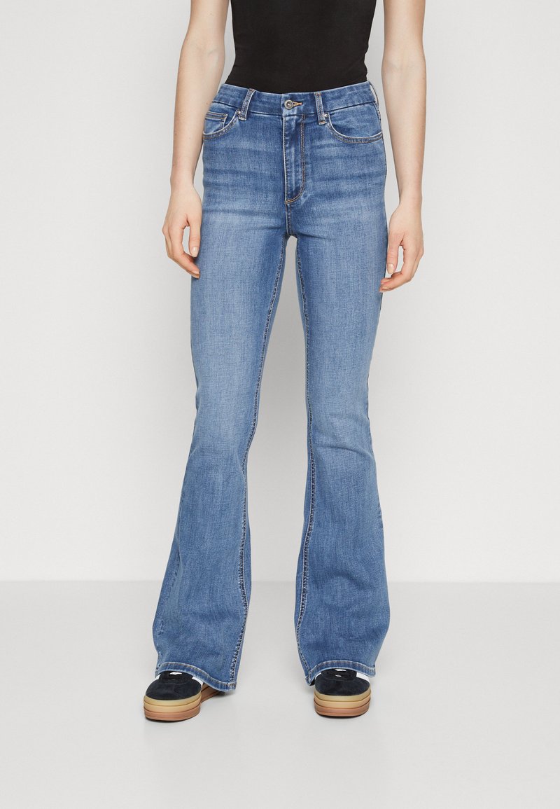 ONLY - ONLAPRIL - Flared Jeans - medium blue denim, Vergrößern