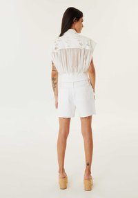 Twist REGULAR FIT DISTRESSED EFFECT  - Džínové kraťasy - white
