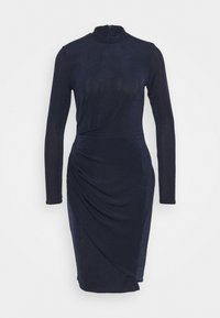 Abito lungo blu navy con maniche lunghe e collo alto, caratterizzato da una silhouette aderente e dettagli drappeggiati in vita per un tocco di texture. Classica finitura in tessuto liscio.