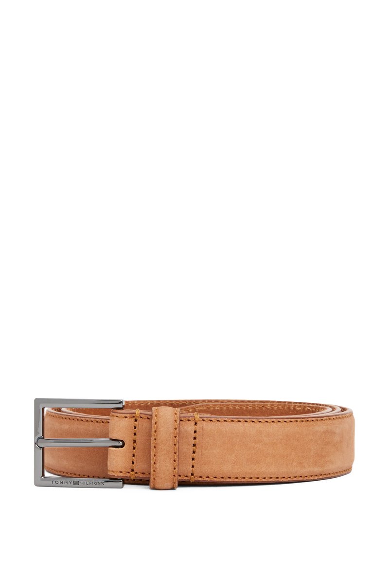Ceinture en cuir tan avec une finition lisse, dotée d'une boucle en métal argenté et de coutures contrastantes le long des bords. Design simple et fonctionnel.