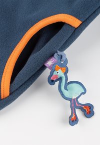 Marineblaue Fleece-Stoff mit orangefarbenen Akzenten, versehen mit einem blau-rosa Flamingo-Tag mit Rollschuhen. Strukturiertes, weiches Material.