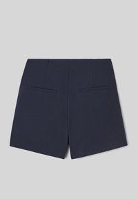 Shorts bleu marine avec une coupe ajustée et deux poches arrière. Fabriqués en tissu lisse avec un ourlet net et sans fermeture visible.