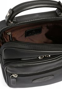 Borsa nera con superficie texturizzata, dotata di manico superiore e due scomparti con zip. Interno foderato in tessuto marrone con etichetta logo.