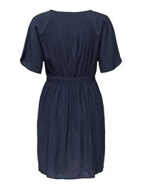 Robe bleu marine à manches courtes avec taille élastique, tissu texturé et ourlet arrivant au genou, vue de dos.