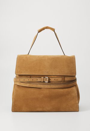 Geantă din suede maro cu un design structurat, închidere cu clapetă pliată, accent de cataramă și mânere de sus. Prezintă un compartiment cu fermoar.