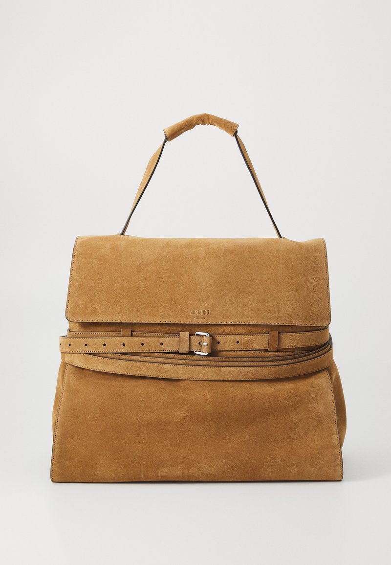 Geantă din suede maro cu un design structurat, închidere cu clapetă pliată, accent de cataramă și mânere de sus. Prezintă un compartiment cu fermoar.