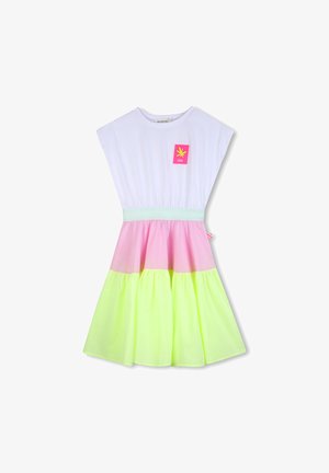 Rochie cu mâneci tip capac în alb, roz și verde neon. Are talie elastică, fustă în straturi și o etichetă roz cu un grafic galben cu plante.