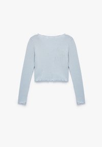 Hellblauer, gerippter Langarm-Crop-Top mit weitem Ausschnitt und gewelltem Saum. Weiche Textur mit leichten Farbvariationen.