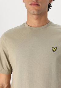 Lyle & Scott Jednoduché tričko - sage