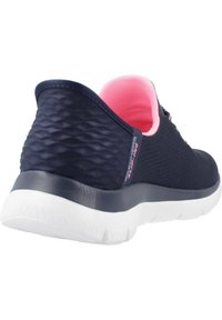 Scarpa atletica in rete di colore blu navy con dettagli rosa, tallone texturizzato e suola in gomma bianca, caratterizzata da un design flessibile per comfort e traspirabilità.