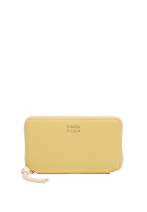 Cartera amarilla con cierre de cremallera que rodea, cordón de agarre beige y el logotipo "BIMBA Y LOLA" centrado en el frente.