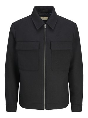 Chaqueta negra con cremallera frontal, confeccionada en tela texturizada, que presenta un cuello con solapa, dos bolsillos en el pecho y un dobladillo recto.