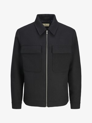 Chaqueta negra con cremallera frontal, confeccionada en tela texturizada, que presenta un cuello con solapa, dos bolsillos en el pecho y un dobladillo recto.