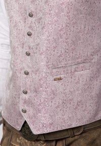 Weste mit pinkem Paisley-Muster aus strukturiertem Stoff, silberfarbenen Knopfverschlüssen und einer linken Seitentasche mit Markenetikett.