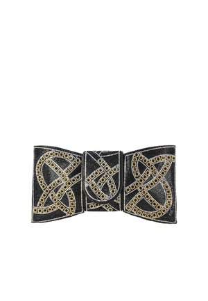 Geantă plic neagră în formă de fundă, cu modele geometrice de mărgele aurii și argintii și o mică clapetă de închidere în centru.