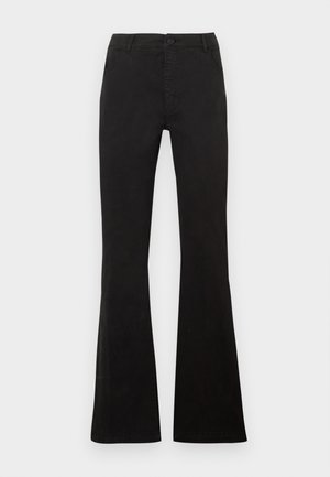 Pantalon noir taille haute avec fermeture à bouton et fermeture éclair, poches avant et jambes évasées sur un fond uni.