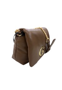 Borsa a mano in pelle marrone con accentuazione del logo, tracolla in catena dorata e design morbido a pieghe. Presenta una chiusura magnetica e un dettaglio con linguetta laterale.