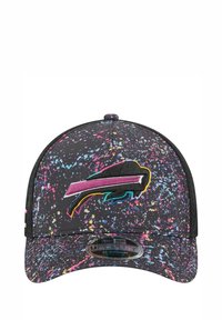 Schwarze Kappe mit einem Spritzmuster in Blau, Pink und Gelb; verfügt über ein auffälliges gesticktes Logo auf der Vorderseite und einen gebogenen Schirm.