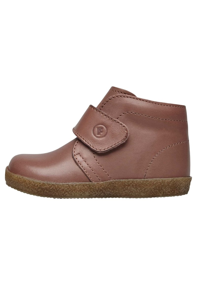Stivaletto in pelle marrone con punta rotonda e cinturino in velcro. Suola in gomma testurizzata con tacco leggermente rialzato. Finitura liscia.