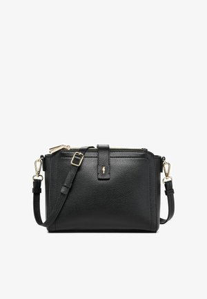 Czarna torebka na ramię z teksturowanej skóry z regulowanym paskiem, złotymi elementami, przednią kieszenią i zamkiem błyskawicznym.